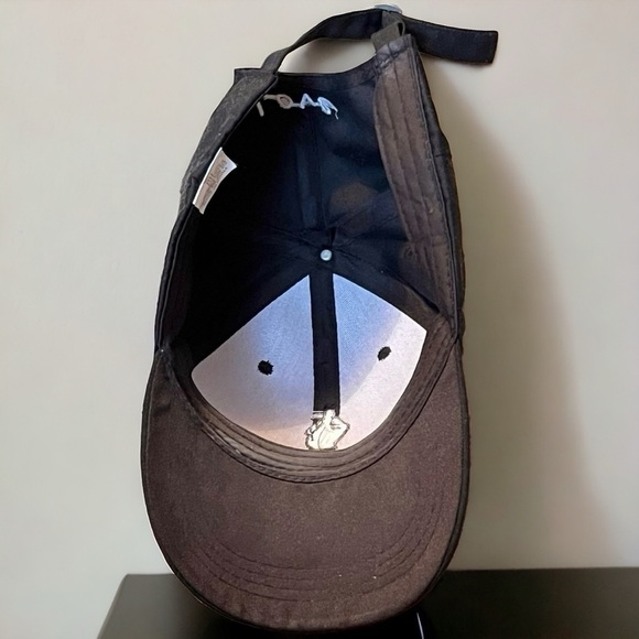 Black Cap Embroidered Finger-Heart & “Love” with Adjustable Buckle - Picture 10 of 11